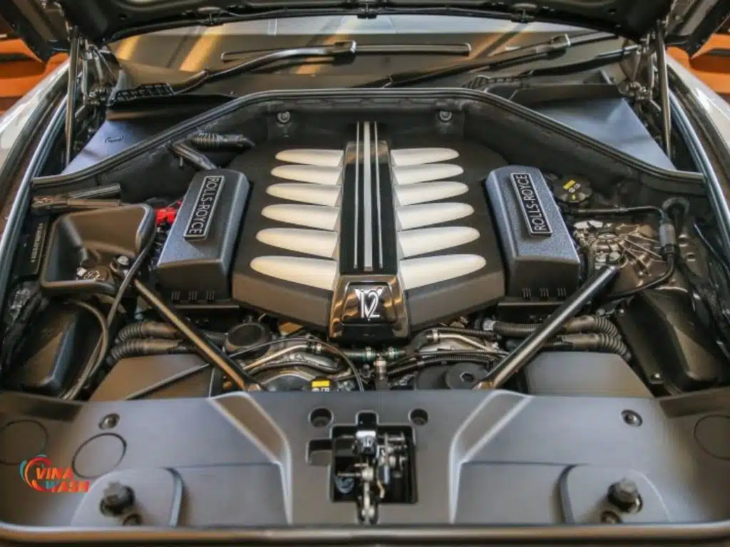 Vẫn là động cơ V12 đặc trưng của Rolls Royce - mạnh mẽ và sang trọng