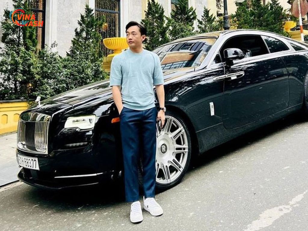 Việc sở hữu Rolls-Royce, cho thấy anh không chỉ đam mê tốc độ, anh còn biết cách thưởng thức giá trị sang trọng, lịch lãm.