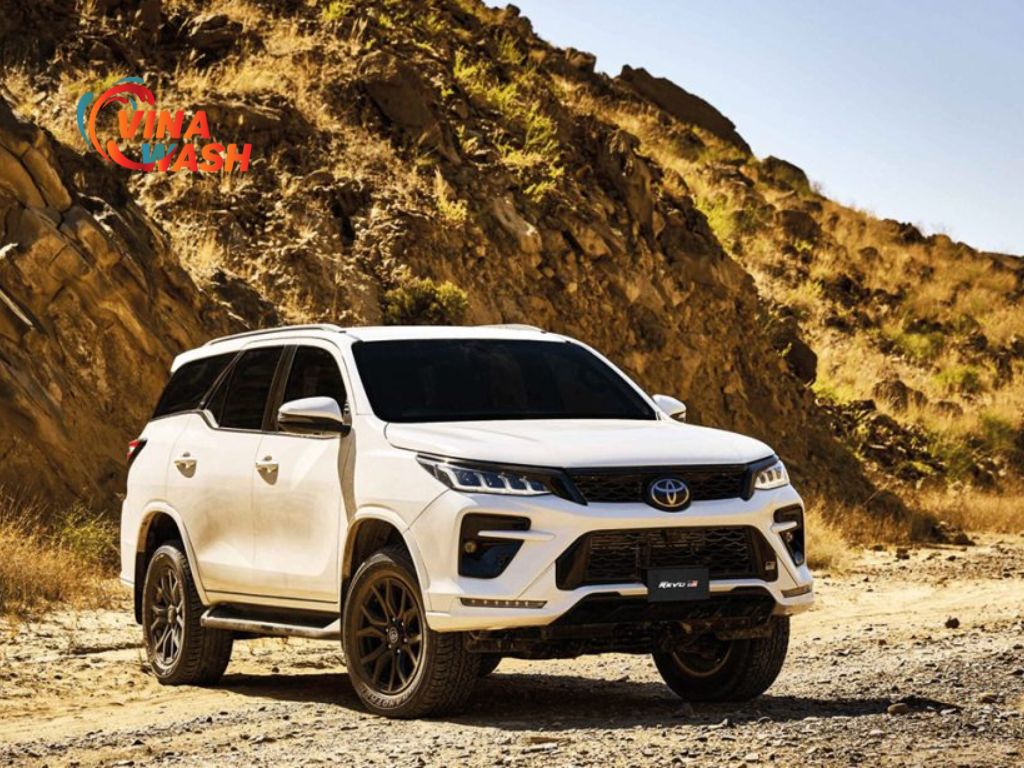 Fortuner phù hợp với các đơn vị cung cấp dịch vụ vận tải cao cấp xuyên tỉnh, đưa đón khách VIP, hoặc dịch vụ du lịch đường dài cần độ ổn định cao và sức kéo mạnh.