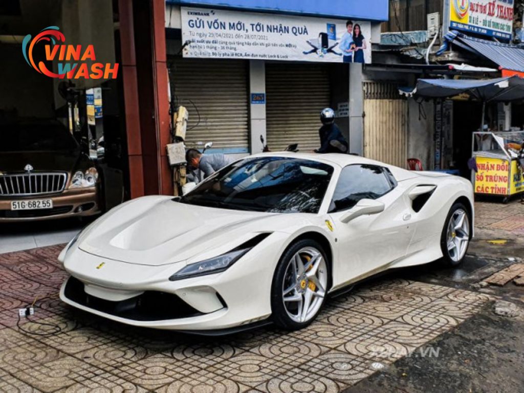 Màu trắng dễ phân biệt, ít bị nhầm lẫn trong điều kiện ánh sáng yếu, từ đó gia tăng mức độ nhận diện trên đường