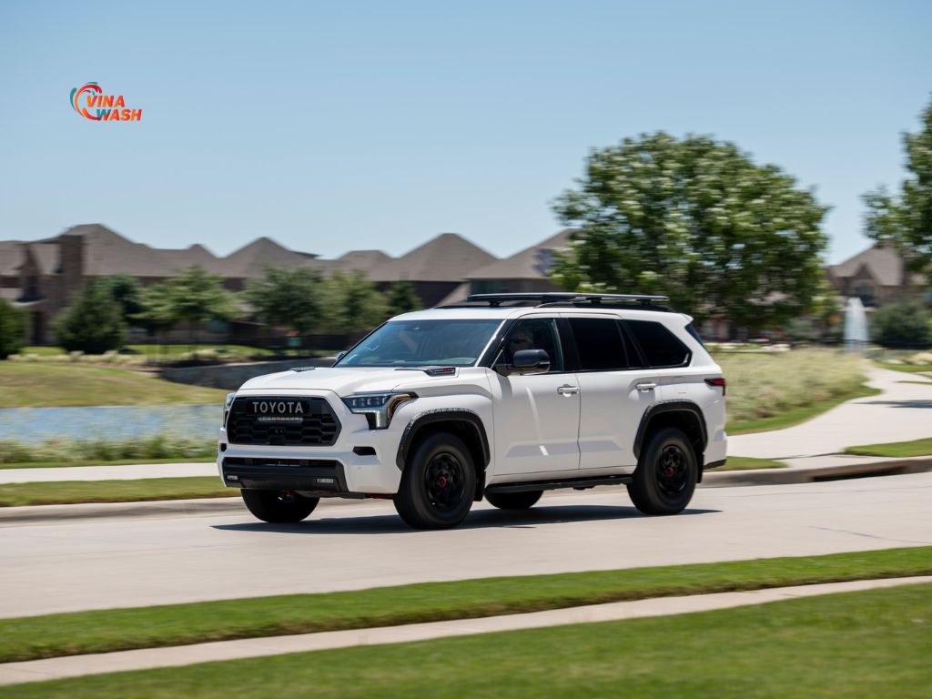 Toyota Sequoia 2025 kế thừa thiết kế cơ bắp và thực dụng của dòng bán tải Toyota Tundra, kết hợp cùng những đường nét hiện đại, tinh tế.