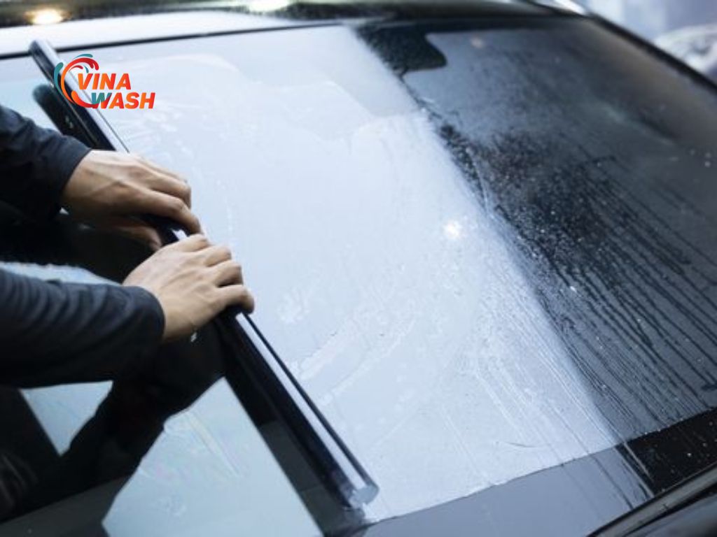Sau khi mua xe, nên dán phim cách nhiệt của VinaWash 