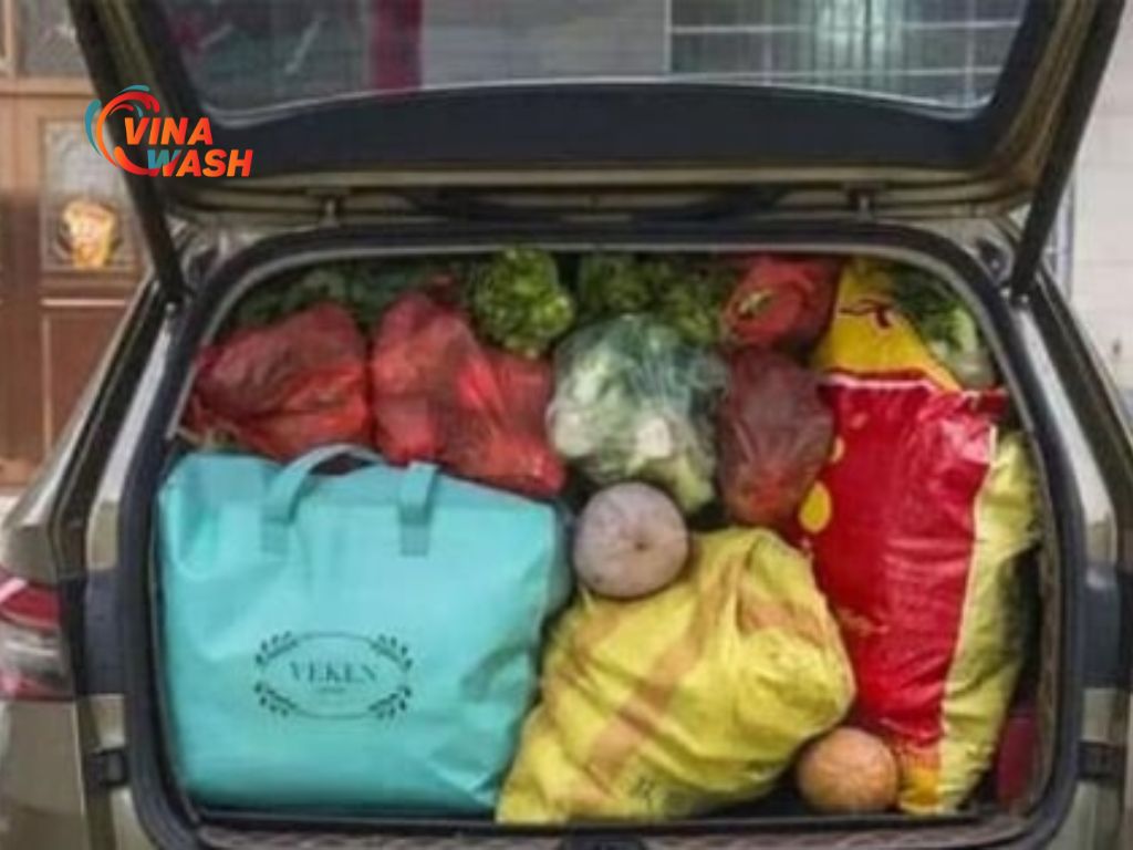 Để đồ ăn trong cốp xe quá 1 ngày gây mùi mốc, ôi thiu. 