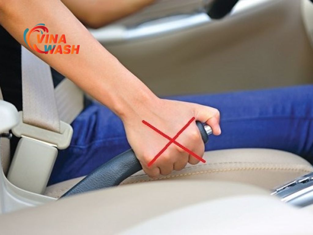 Gây mất lái, trượt ngang, thậm chí lật xe nếu đang vào cua.