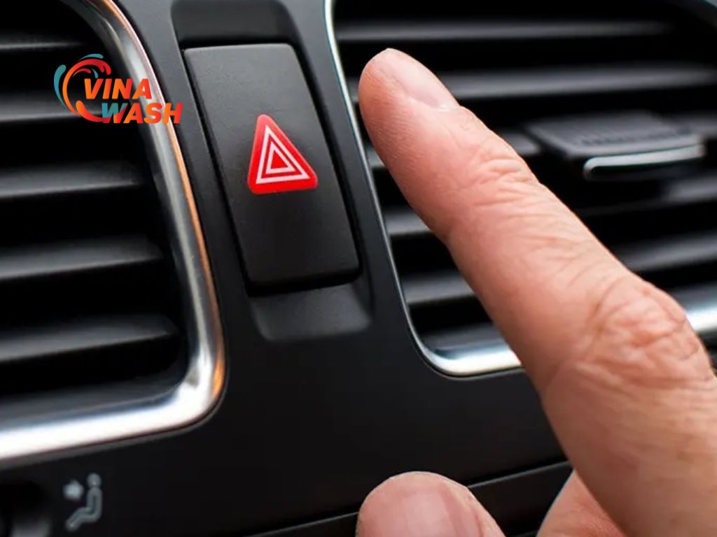 Bật đèn cảnh báo nguy hiểm (hazard) để báo hiệu cho các phương tiện khác biết xe bạn đang gặp sự cố.