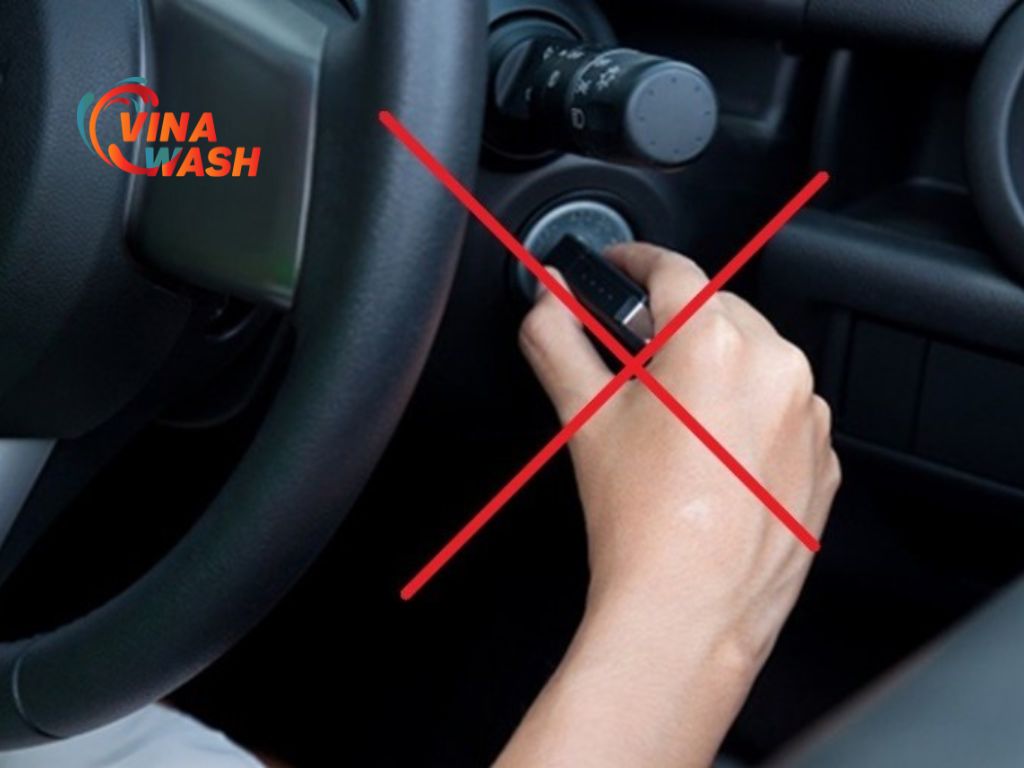 Không được tắt máy xe khi rơi vào tình huống nguy hiểm này