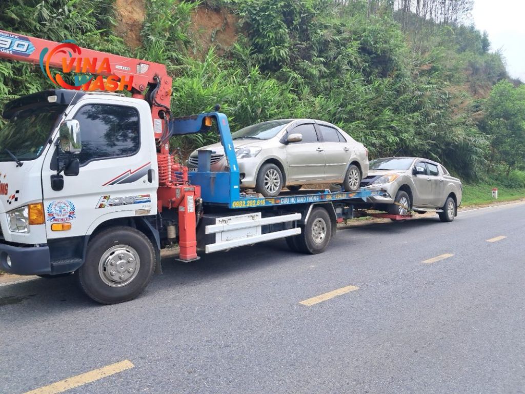 Hãy gọi ngay cứu hộ hoặc trạm dịch vụ kỹ thuật ô tô để được kiểm tra toàn bộ hệ thống chân ga, bàn đạp và hệ thống điện điều khiển ga.