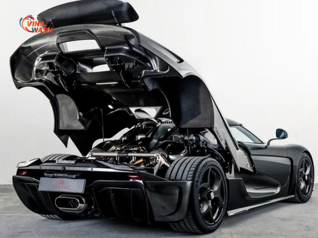 Agera RS không chạy theo xu hướng giải trí rườm rà. Thay vào đó, xe tập trung vào trang bị hỗ trợ lái và các công nghệ tối ưu hiệu suất