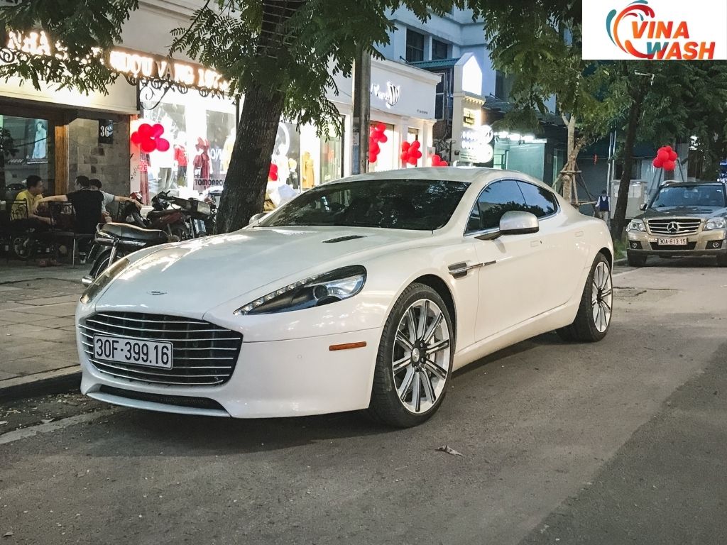 Có gì bên trong khoang lái đắt giá hơn cả căn hộ cao cấp? Aston Martin Rapide S sẽ khiến bạn choáng ngợp với độ xa xỉ.