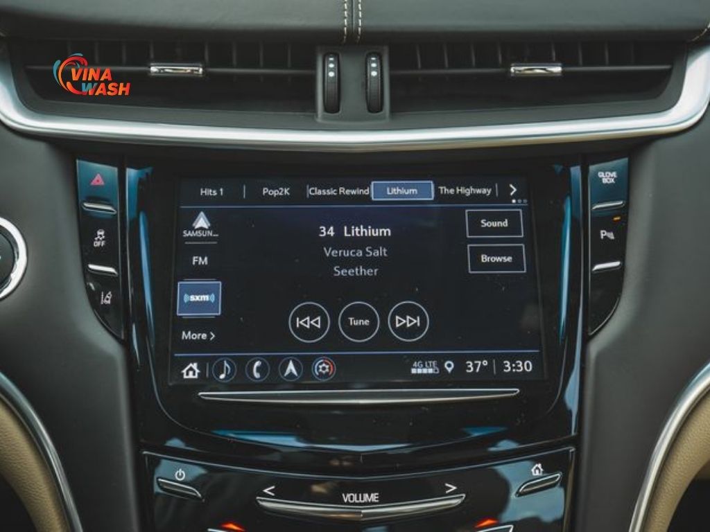 Cadillac XTS được trang bị hệ thống giải trí Cadillac CUE thế hệ mới, đi kèm màn hình cảm ứng trung tâm 8 inch tích hợp định vị, Apple CarPlay và Android Auto.