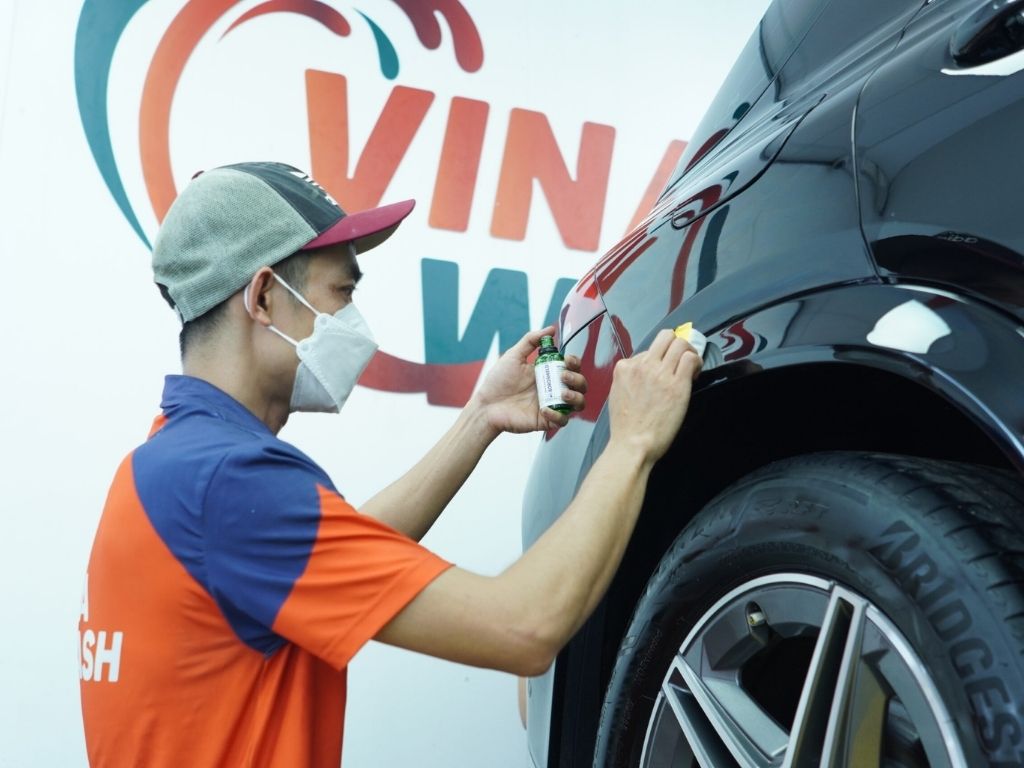 Phủ Ceramic tạo ra lớp màng liên kết bền vững bao phủ toàn bộ bề mặt sơn để tạo độ bóng cho xe, đồng thời giúp sơn xe tránh bị trầy xước, xuống cấp