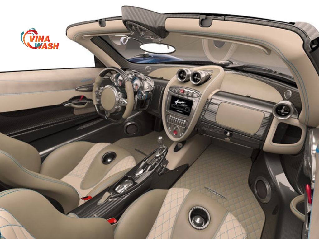 Khoang lái Huayra