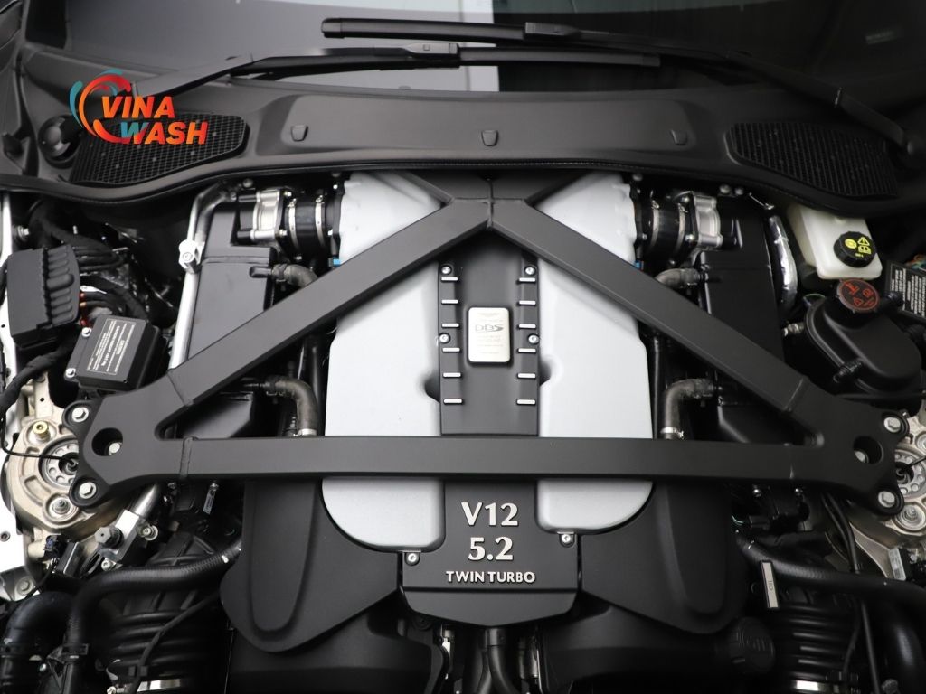 Động cơ V12 715 mã lực tốc độc tối đa 339Km