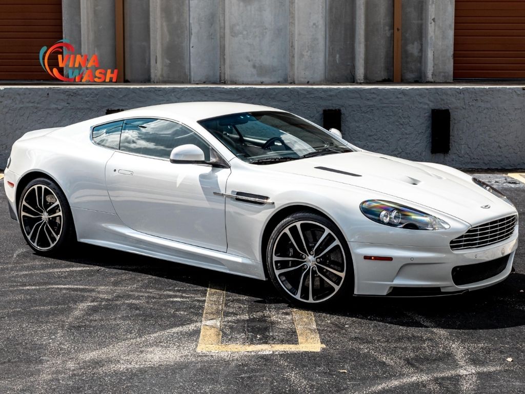 Xuất hiện lần đầu tiên vào năm 2018, dòng DBS Superleggera nhanh chóng trở thành đại diện tiêu biểu cho triết lý "quyền lực và sự sang trọng" của Aston Martin.