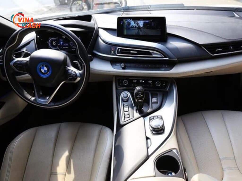Khoang lái của BMW i8 được thiết kế theo hướng tương lai, kết hợp hoàn hảo giữa tính thẩm mỹ và công nghệ hiện đại. 
