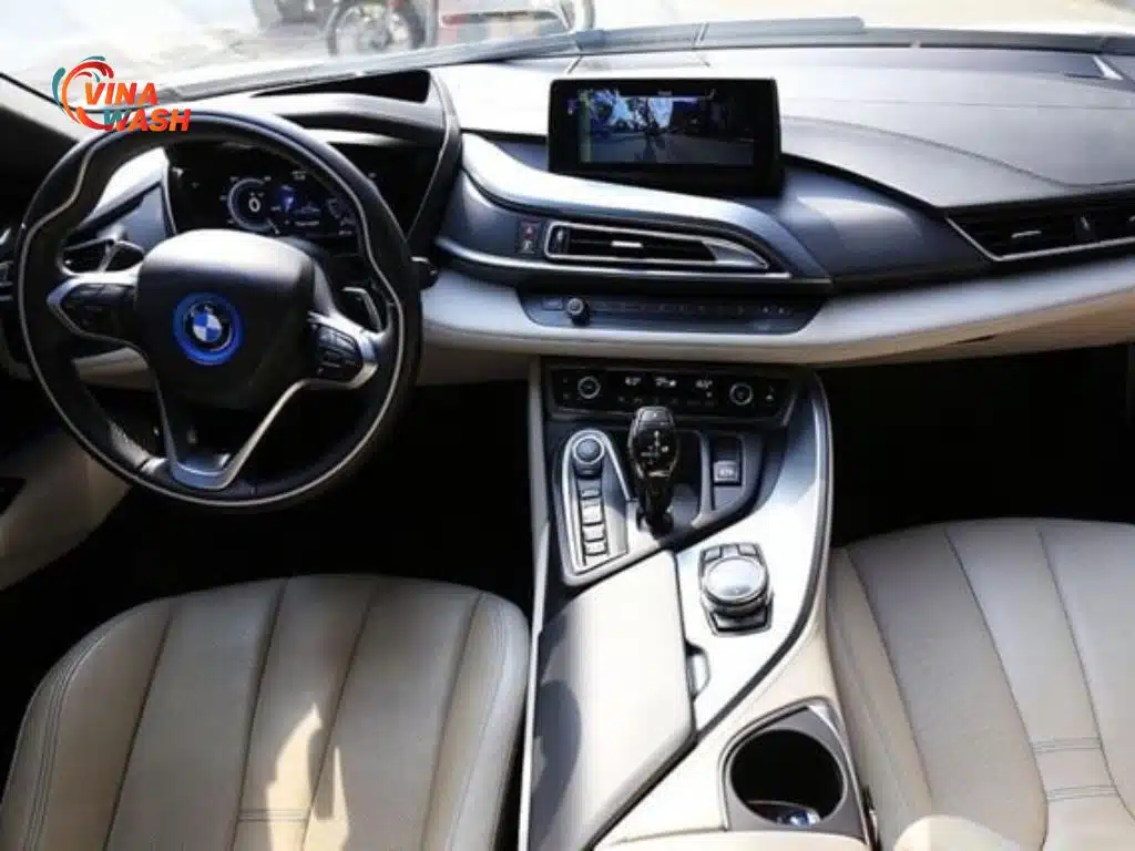 Khoang lái của BMW i8 được thiết kế theo hướng tương lai, kết hợp hoàn hảo giữa tính thẩm mỹ và công nghệ hiện đại. 