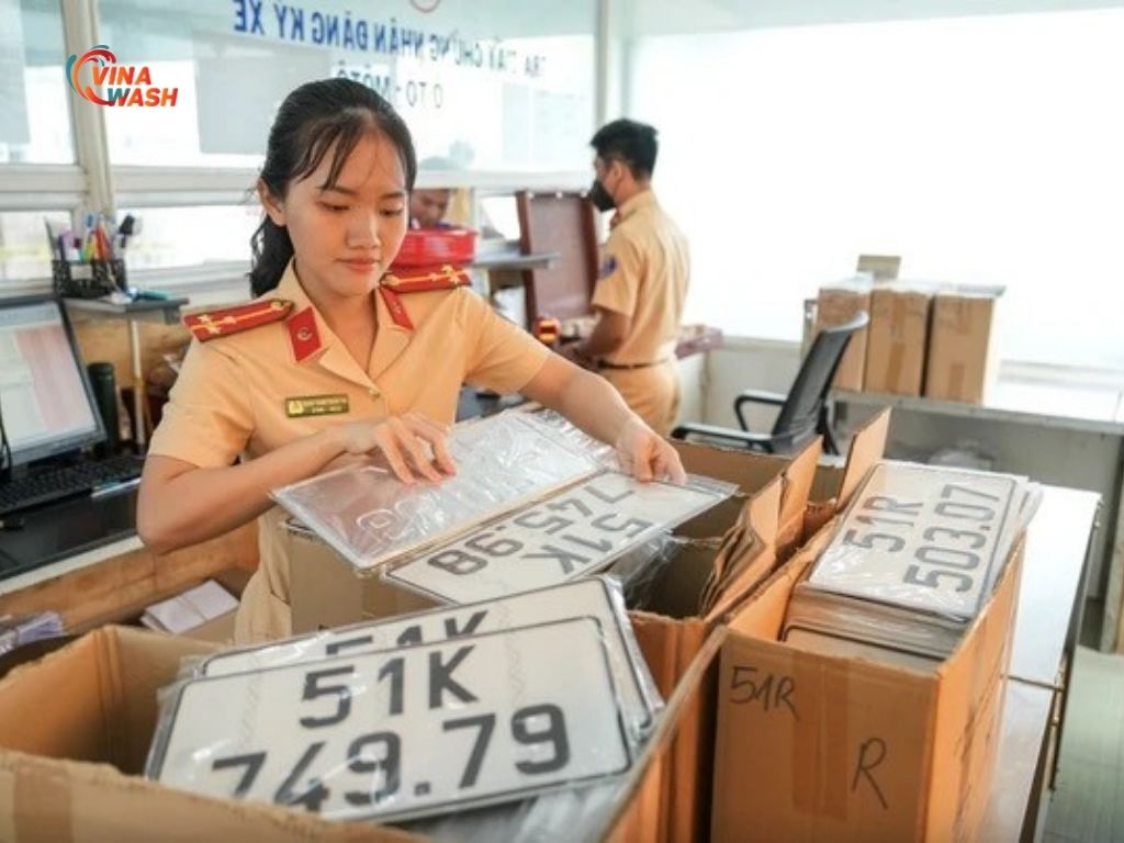 Do xe đã chuyển vùng, người mua sẽ phải cấp lại biển số xe mới theo quy định. Tại cơ quan đăng ký xe, bạn cần thực hiện quy trình: