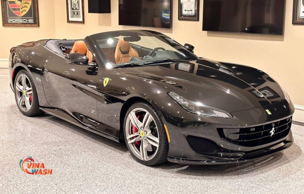 So với các mẫu Ferrari khác như 488 Pista hay Roma, Portofino có giá “mềm” hơn, nhưng vẫn giữ được những yếu tố quan trọng như động cơ mạnh mẽ, ngoại hình cuốn hút, và đậm bản sắc “ngựa chồm”.