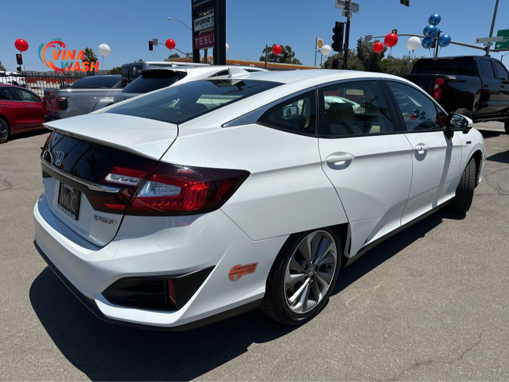 Honda Clarity Hybrid 2025 mang đến trải nghiệm lái vượt trội nhờ khả năng chuyển động êm ái, phản hồi linh hoạt và vào cua chính xác. 