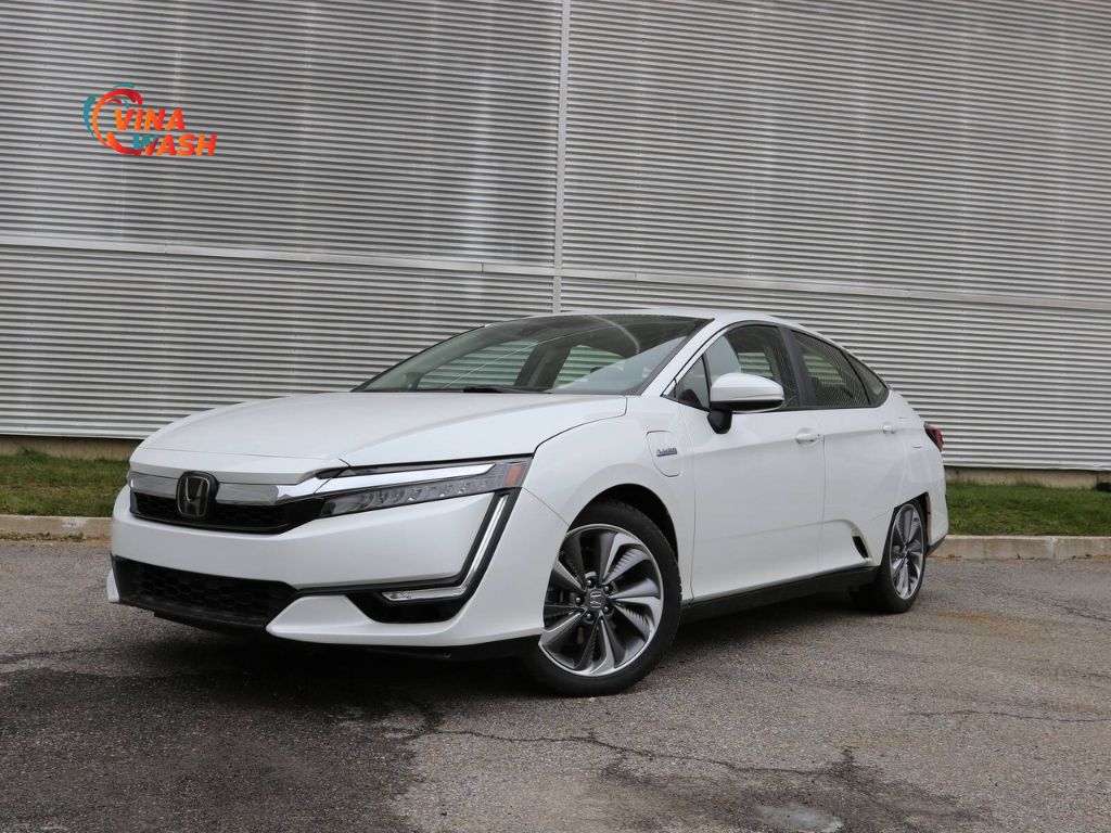 Honda Clarity Hybrid 2025 được phân phối tại thị trường Việt Nam với mức giá niêm yết khoảng 1,32 tỷ đồng. 