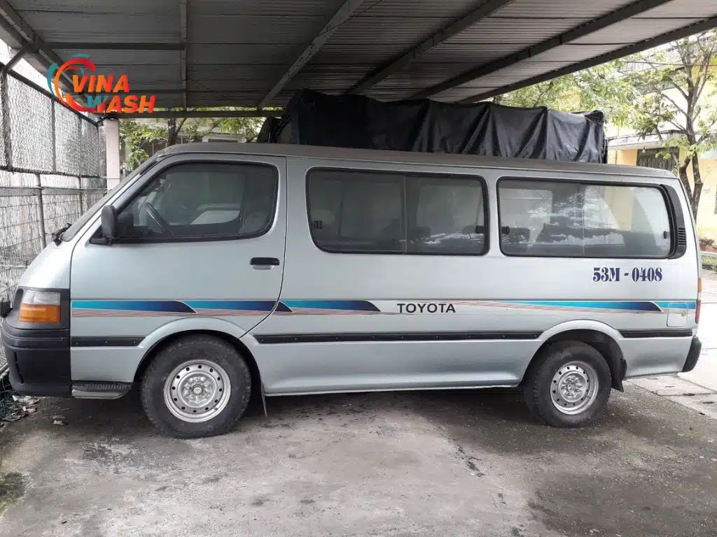 Toyota Hiace 1999 là dòng xe khá được ưa chuộng tại Việt Nam trước 2010
