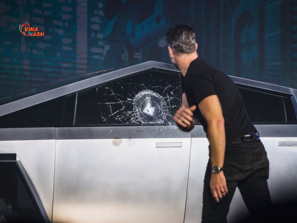 Test vỡ kính ngay trong ngày đầu ra mắt của Tesla Cybertruck