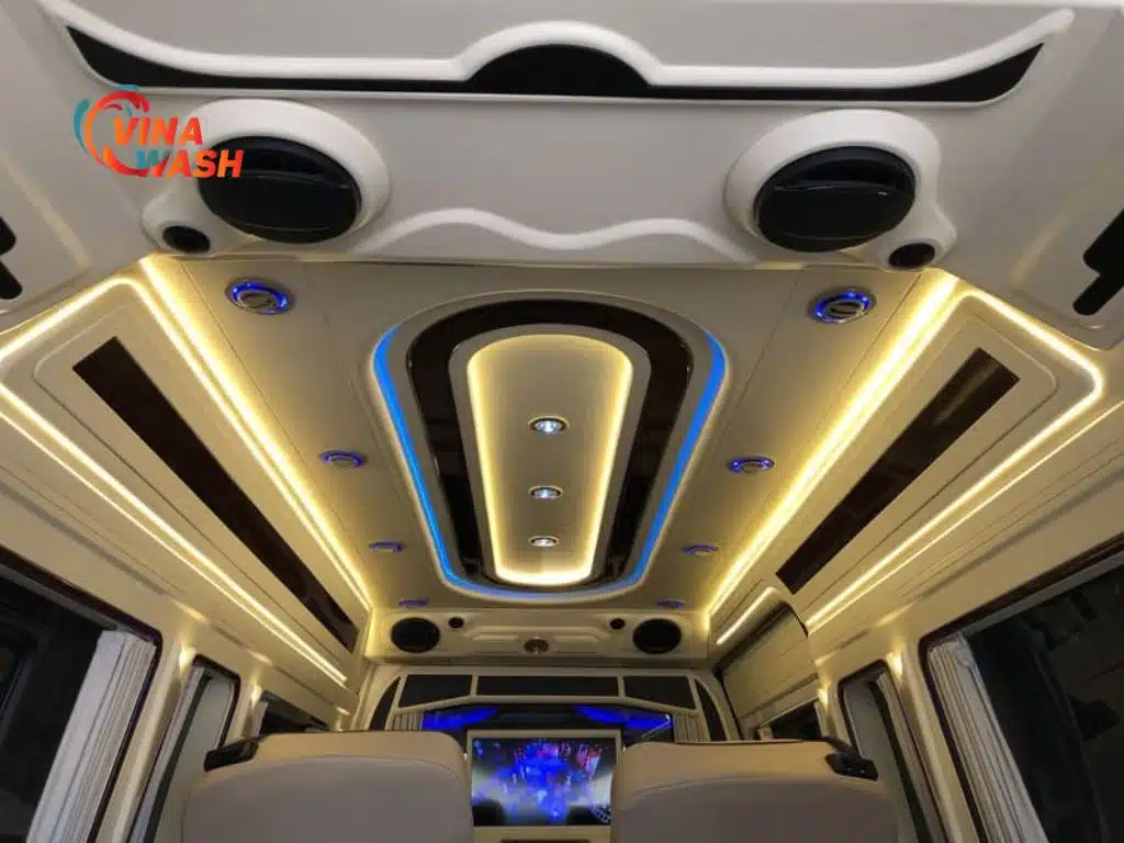 Hiace độ đèn và nội thất sang trọng