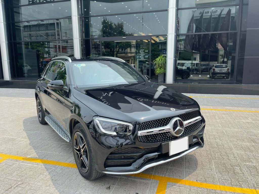 Xe lướt Mercedes GLC đen bán tại hãng