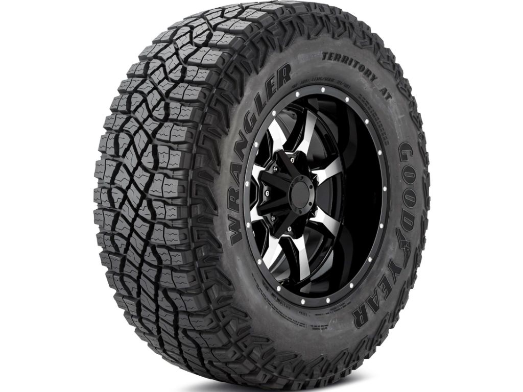 Lốp xe Goodyear Wrangler Territory AT với gai lớn, chuyên dụng cho địa hình offroad và xe bán tải.