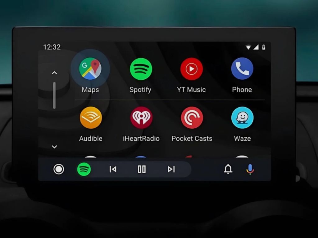 Màn hình ô tô hiển thị giao diện Android Auto với các ứng dụng như Maps, Spotify, YouTube Music và Waze.