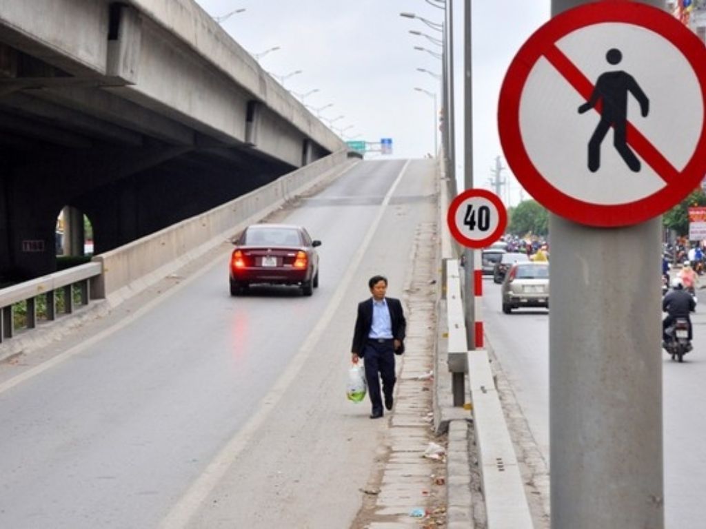 Biển báo cấm người đi bộ trên cầu vượt, cảnh báo không được đi bộ lên cầu để đảm bảo an toàn giao thông.