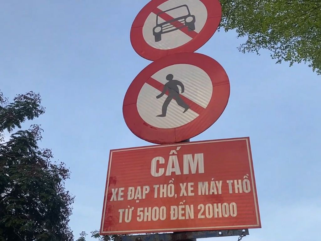 Biển báo cấm người đi bộ và xe đạp thồ, xe máy thồ hoạt động trong khung giờ quy định từ 5h đến 20h.
