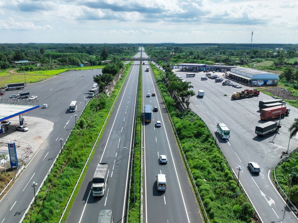 Đường cao tốc không có làn dành cho người đi bộ, minh họa khu vực đặt biển báo cấm người đi bộ để đảm bảo an toàn.