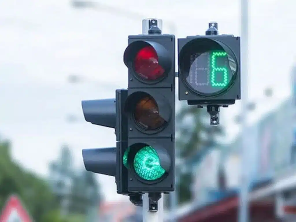 Phải tuân theo đèn xanh và tuân theo cả biển báo