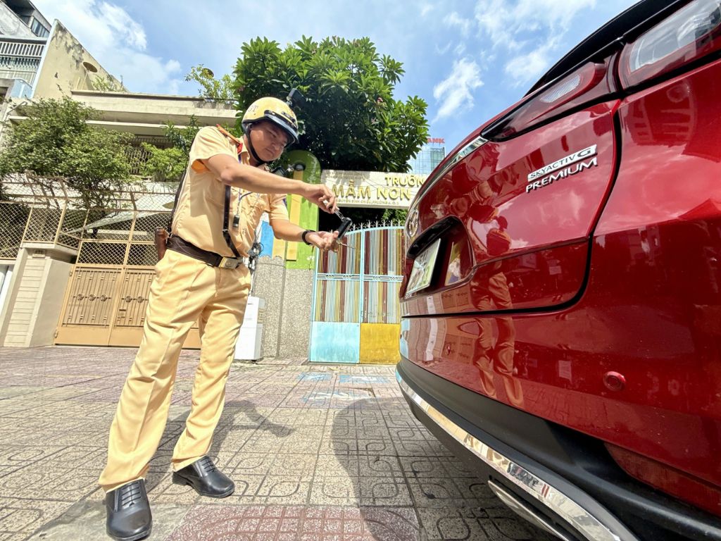 CSGT phạt xe vi phạm biển cấm dừng đỗ xe