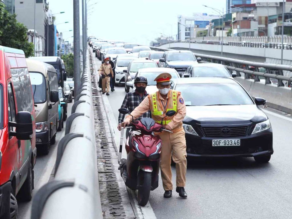 Cảnh sát giao thông xử lý người vi phạm biển cấm xe gắn máy trên cầu