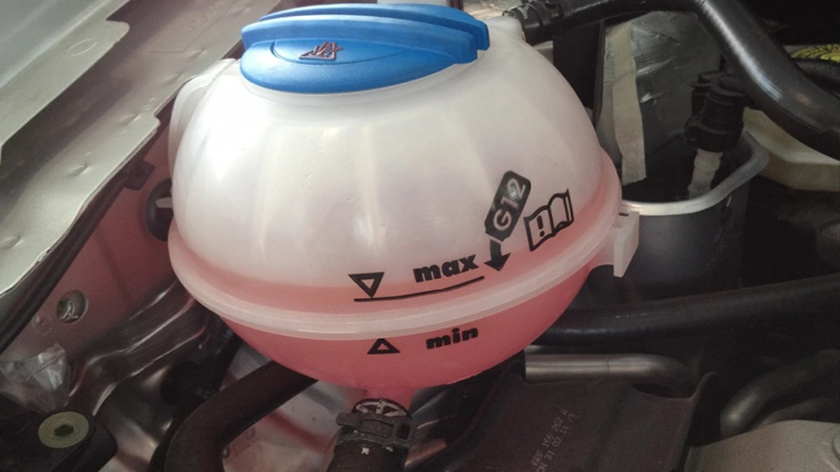 Bình nước làm mát ô tô hình tròn với vạch min max