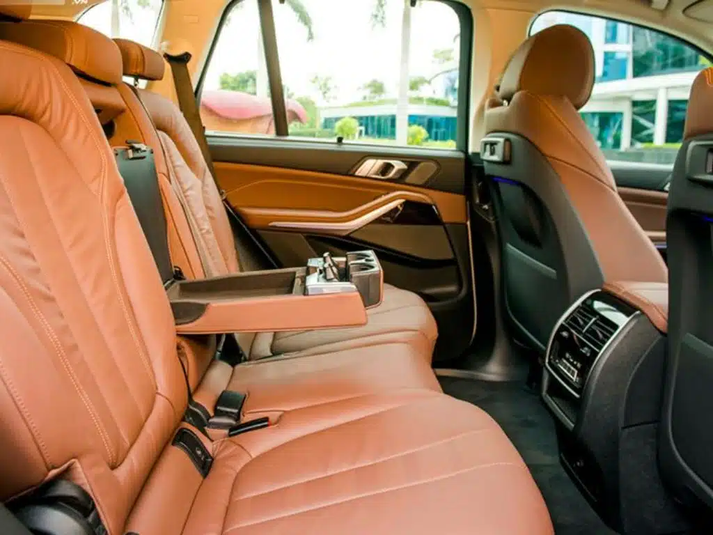 Nội thất ô tô cao cấp sau khi bọc ghế da công nghiệp màu nâu sang trọng, đường chỉ may tinh tế.