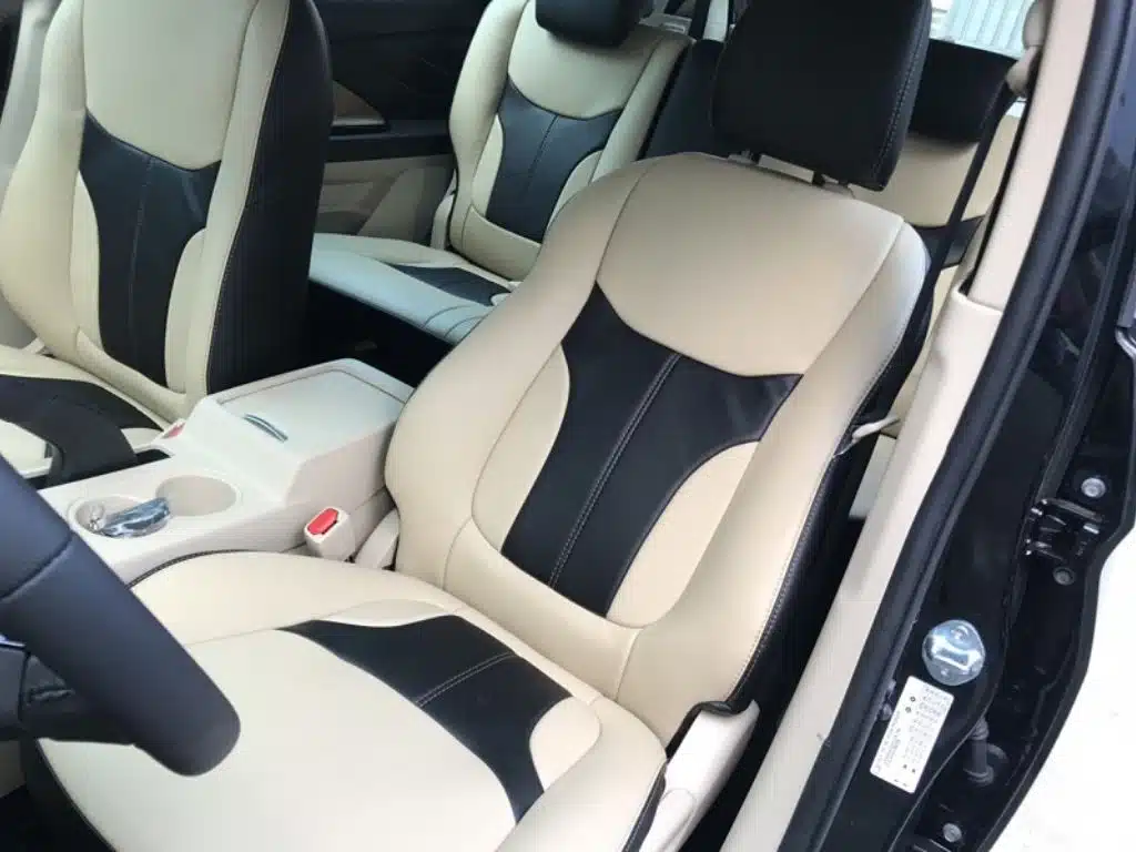 Ghế trước và sau ô tô bọc da công nghiệp màu kem đen