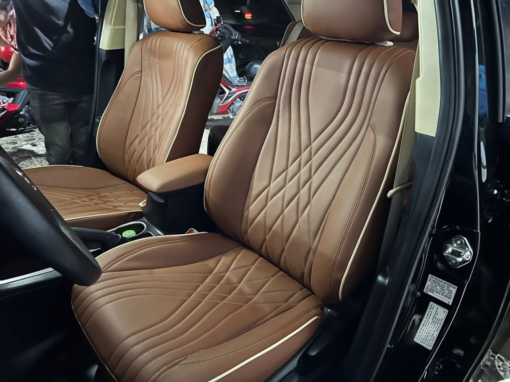 Nội thất xe ô tô được bọc ghế da màu nâu cao cấp, đường chỉ may tinh xảo, mang lại vẻ sang trọng và êm ái.