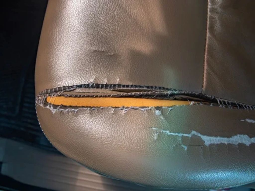Ghế ô tô bị rách to, lộ lớp đệm bên trong