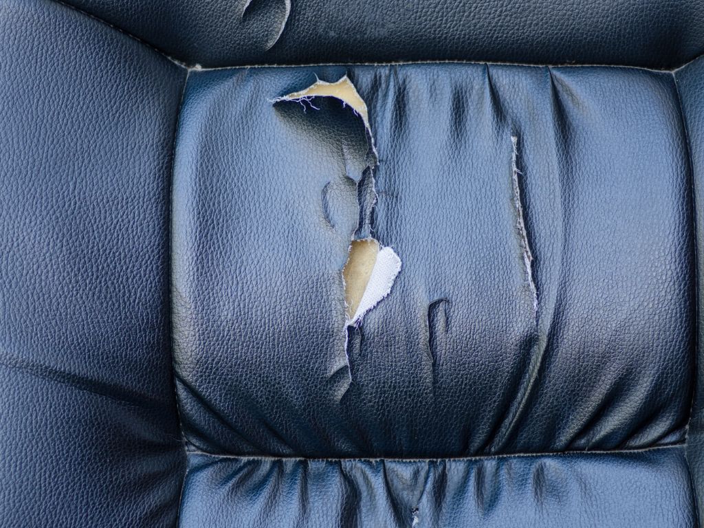 Ghế da màu đen rách lớn, lớp da bong tróc từng mảng – rủi ro khi chọn bọc ghế da ô tô giá rẻ là da nhanh mục và mất thẩm mỹ.