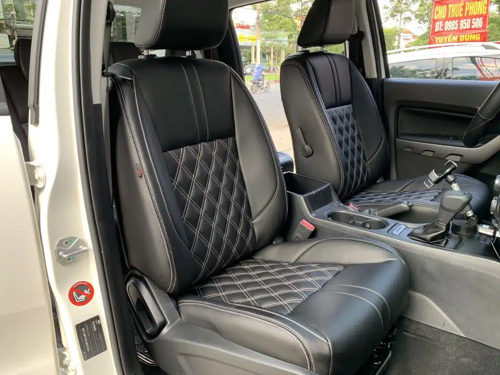 Bọc ghế da simili màu đen chỉ trắng sang trọng cho nội thất ô tô, giúp bảo vệ ghế và tăng tính thẩm mỹ