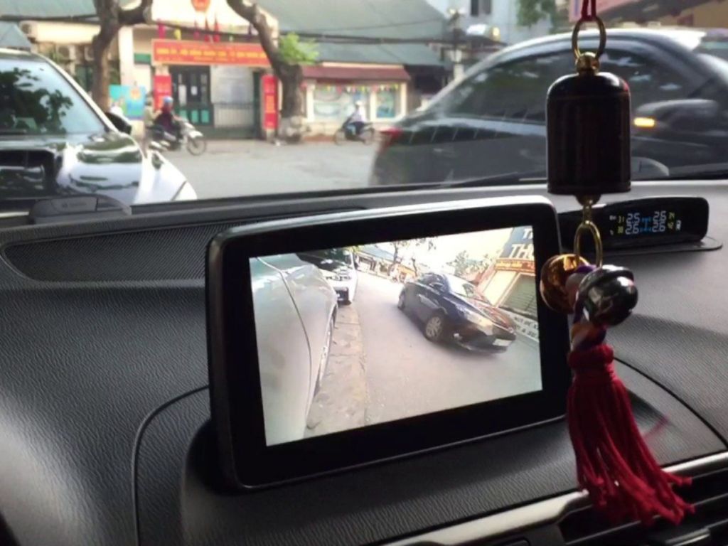 Camera cập lề ô tô hiển thị rõ hình ảnh bên hông xe giúp tài xế lùi và đỗ xe an toàn.