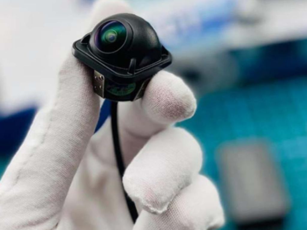 Cận cảnh ống kính camera cập lề chất lượng cao với góc nhìn rộng cho hình ảnh sắc nét.