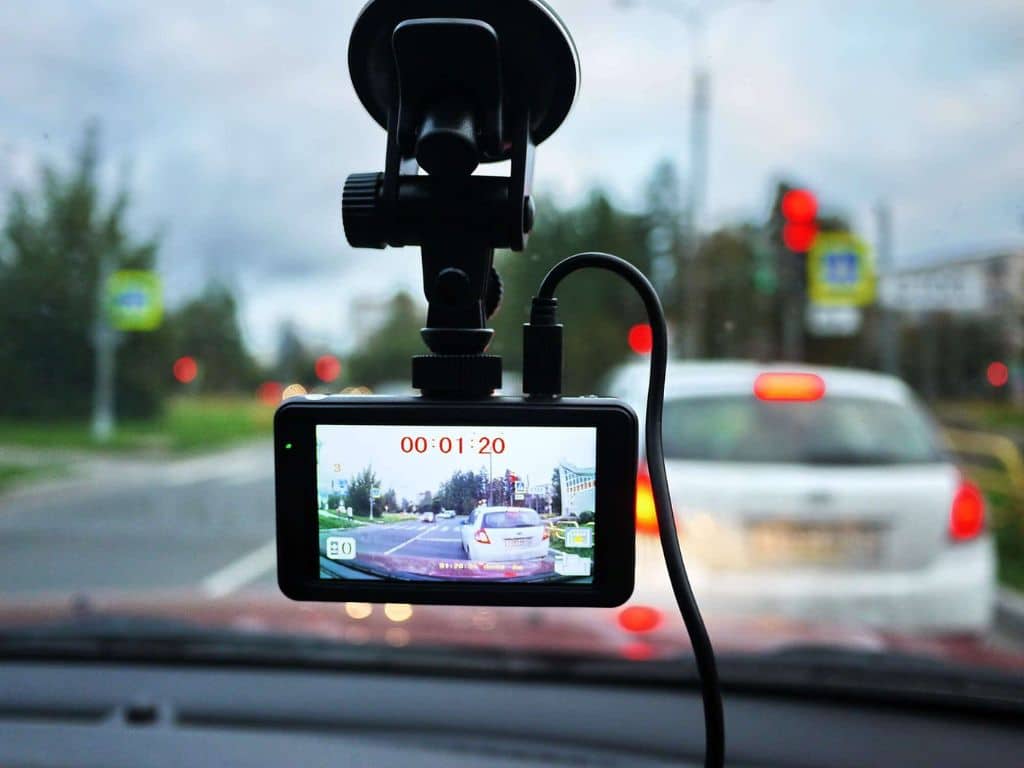 Camera hành trình ô tô ghi lại hình ảnh phía trước xe khi dừng đèn đỏ, hỗ trợ giám sát hành trình và an toàn giao thông.