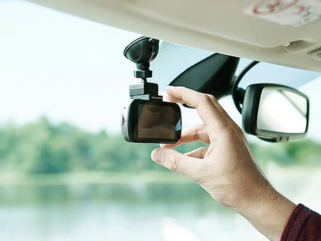 Lắp đặt camera hành trình ô tô trên kính lái, giúp ghi lại toàn bộ hành trình di chuyển và các tình huống giao thông.