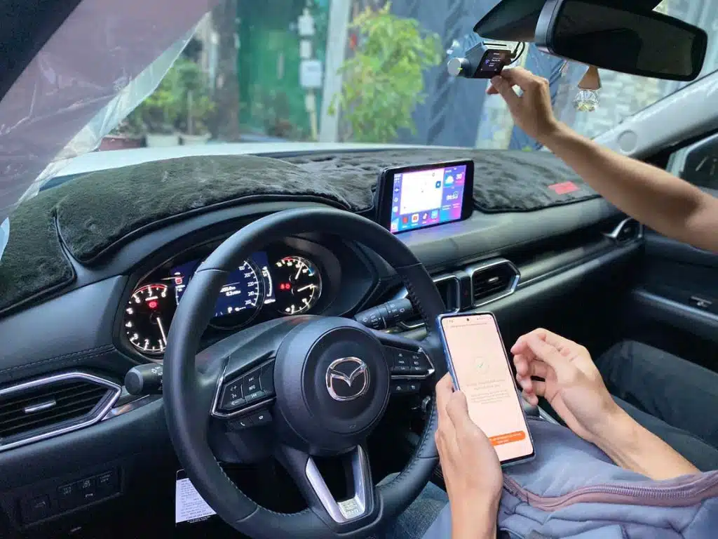 ặt ứng dụng điện thoại kết nối camera hành trình ô tô VietMap trong xe Mazda, tiện lợi cho quản lý video.