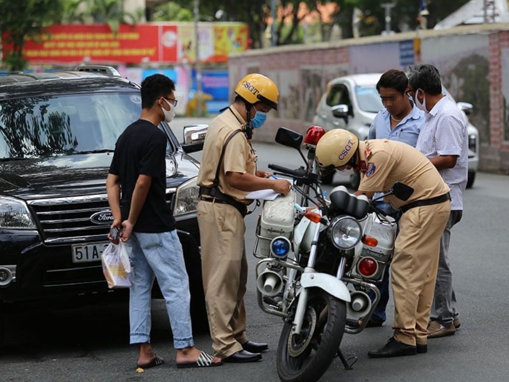 CSGT bắt người đi sai tốc độ