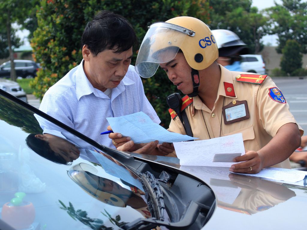 CSGT phạt người vi phạm tốc độ theo Nghị định 100/2019/NĐ-CP